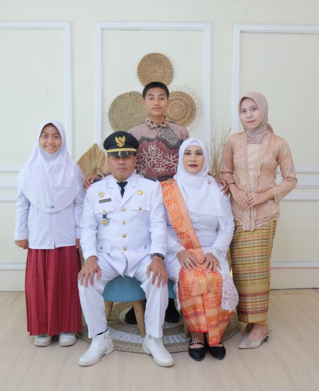 Foto Bersama Keluarga Besar Plt. Camat Sakra, Mastur, SP, M.Si serta Ketua PKK & DWP Kecamatan Sakra, Nurhidayah, S.Ag.